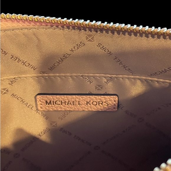 Michael Kohrs wristlet.  Excellent condition. - Picture 4 of 6